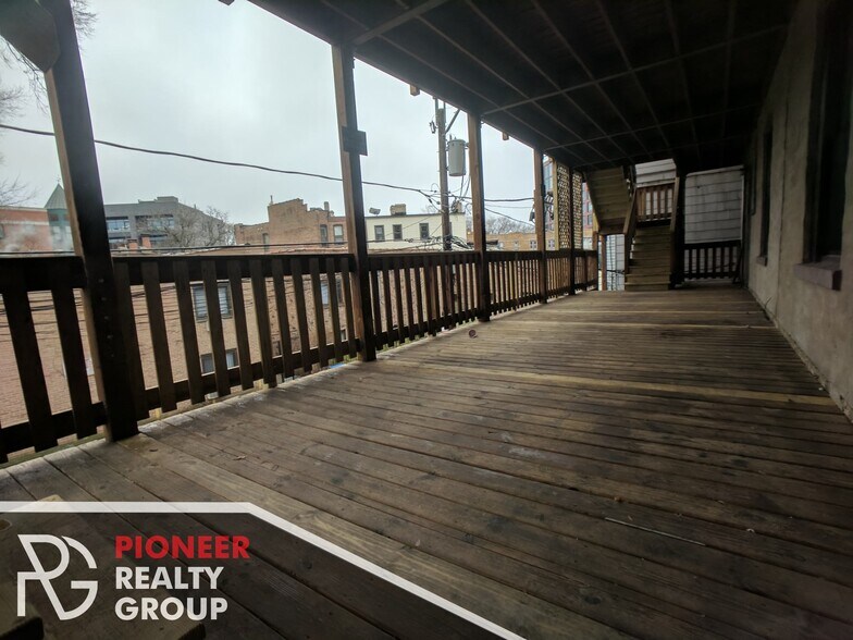 Building Photo - 1821 W Leland Ave