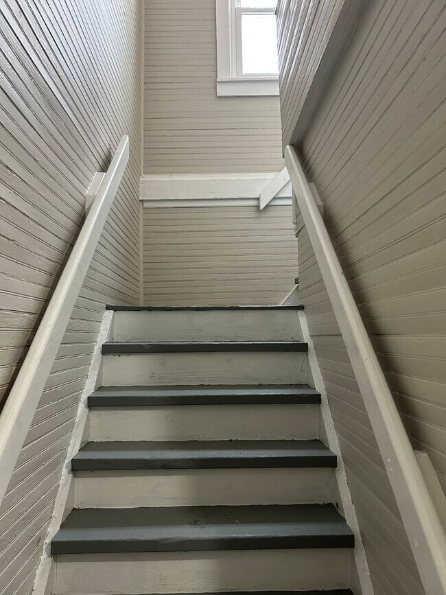 Building Photo - 401 Hannibal St