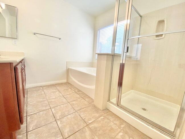 Building Photo - GORGEOUS 3 BEDROOM / 2 FULL BATH SINGLE FAMILY HOME , WITH 2 CAR GARAGE