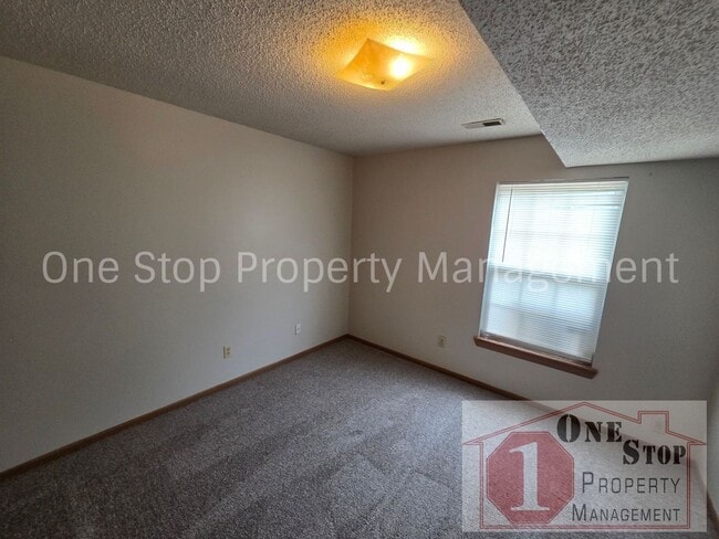 Building Photo - 3 Bedroom 1.5 Bathroom Duplex with 1 car garage in North Kansas City