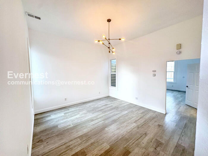 Building Photo - 905 Pine St