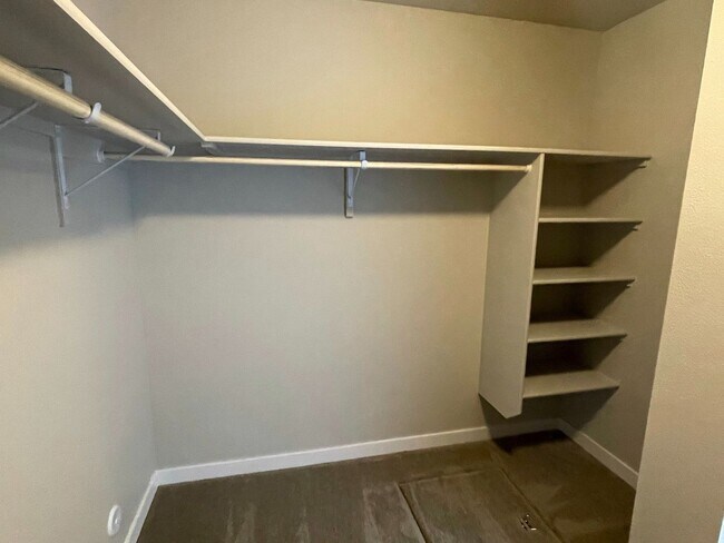 Building Photo - 4 bedroom 2 bath large loft area upstairs / All bedrooms downstairs