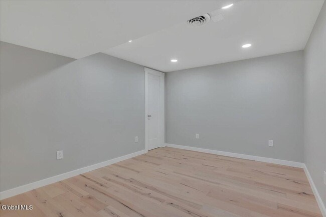 Building Photo - 257 W Circular St