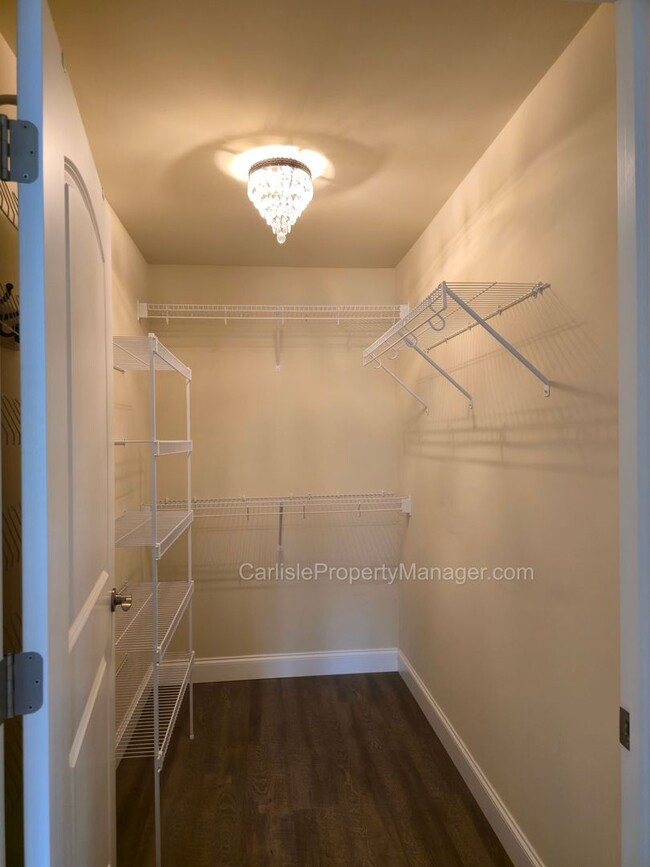 Building Photo - Duplex includes 2 car garage, laundry, pat...