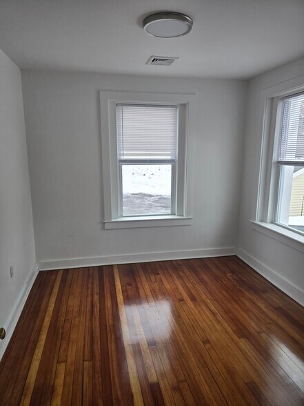 Building Photo - 56 Burnham St