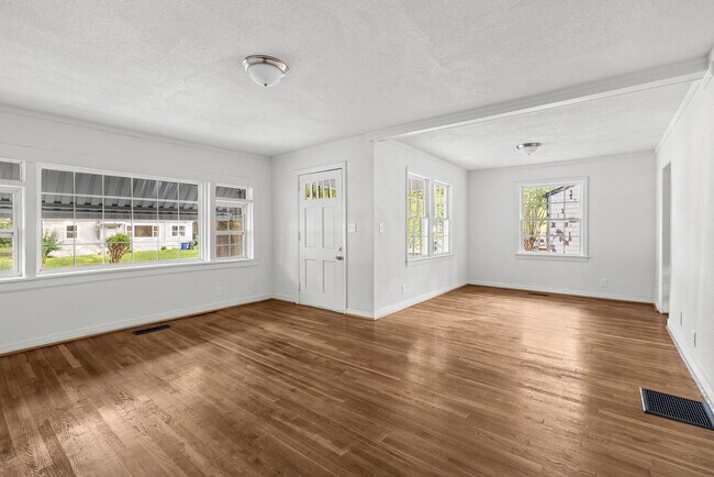 Building Photo - 832 Meadowbrook Dr
