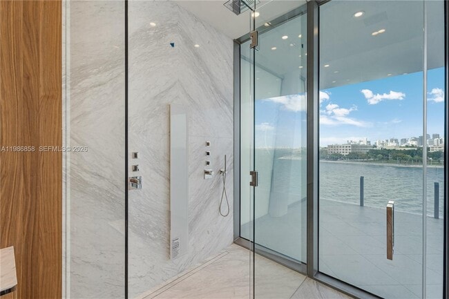 Building Photo - 5 Grove Isle Dr