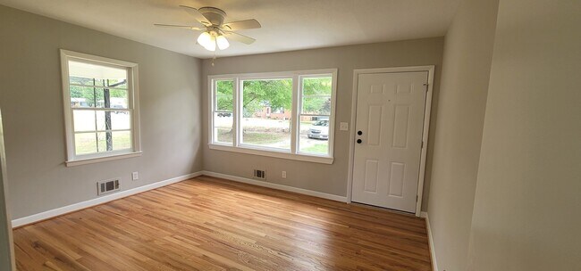 Building Photo - Move In Ready Home- Close to 95 - Easy Commute to local Shopping, Restaurants, and Interstate.