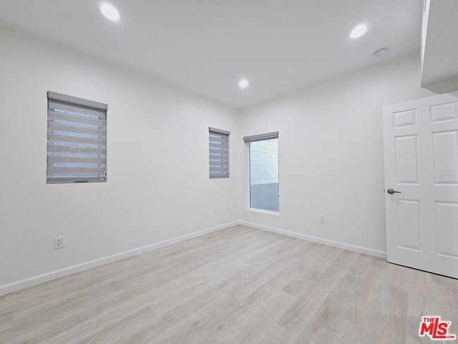 Building Photo - 2826 3/4-2824 Leeward Ave