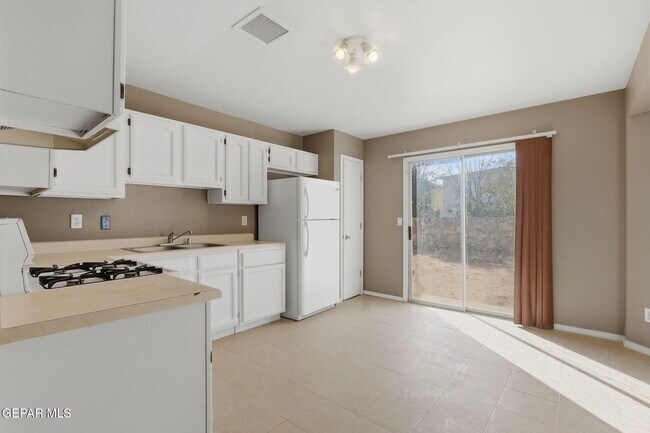 Building Photo - 3413 Yellow Rose St