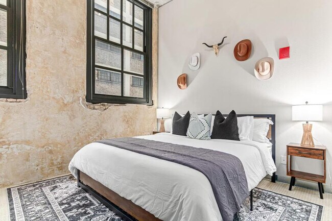 Building Photo - 301 N 7th Ave