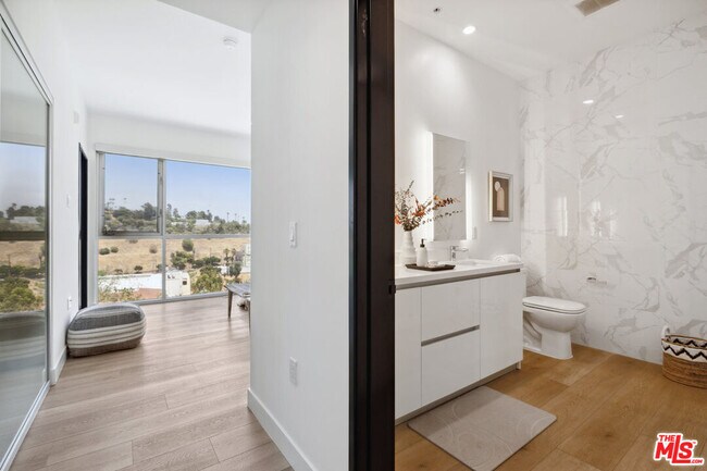 Building Photo - 957 Figueroa Terrace