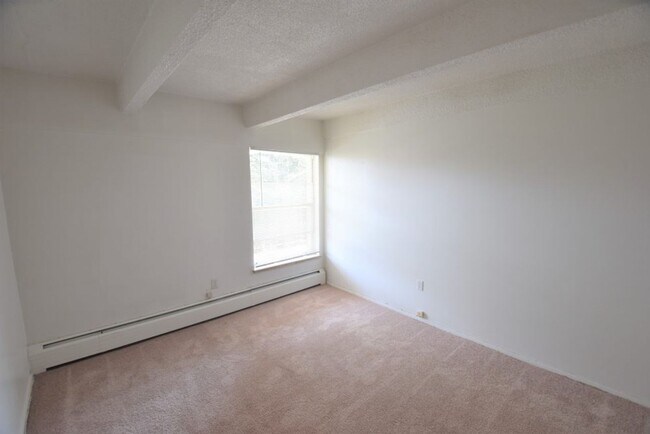 Building Photo - 2 Bedroom Condo Available at The Meadows