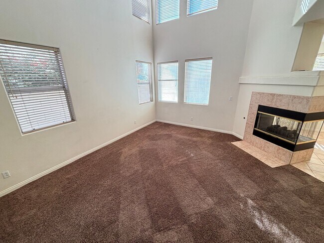 Building Photo - Gorgeous 3BED / 2.5 BATH home located in the gated community of Peccole Ranch!