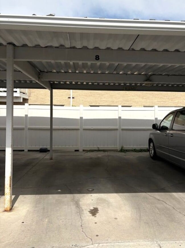 Building Photo - 2 Bedroom Condo in Millcreek!
