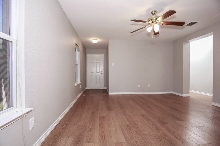 Building Photo - 1172 Tomahawk Dr