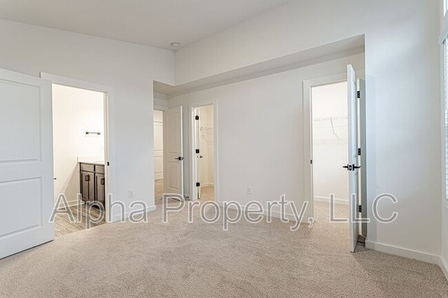 Building Photo - 1239 Westgate Vlg Dr