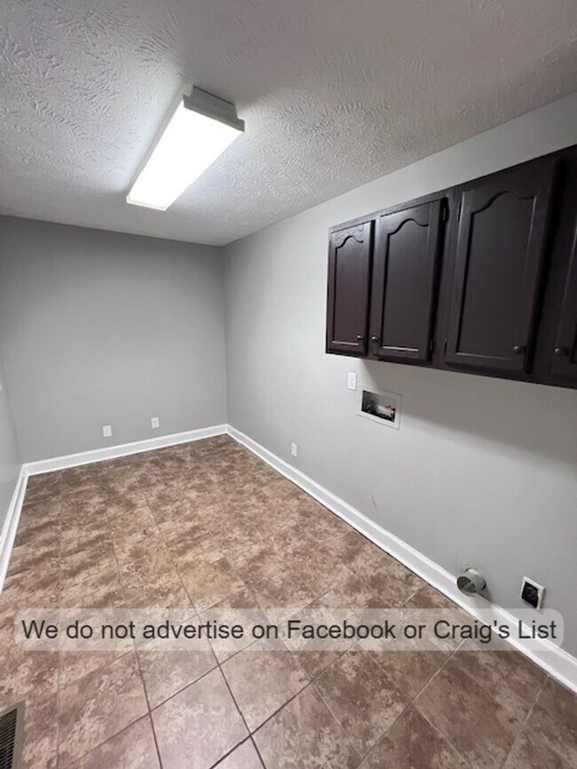 Building Photo - Hillendale- Magellan