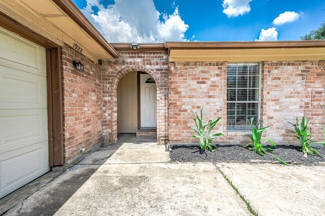 Building Photo - 1922 Arcadia Dr