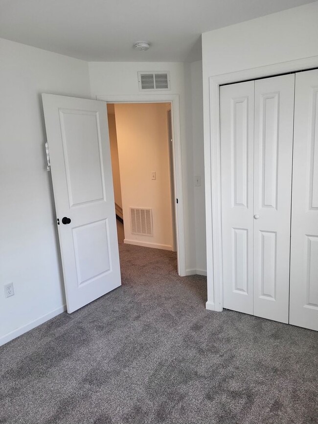 Building Photo - Spacious Modern 3 Bedroom Townhome in Annv...