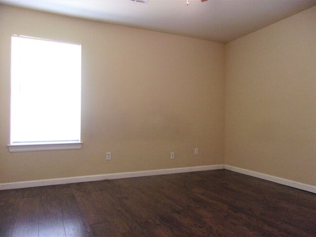 Building Photo - 3 BED 2 BATH 2 CAR GARAGE HOME- NW OKC