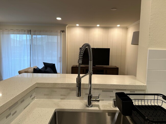 Building Photo - 204 Larkspur Plaza Dr