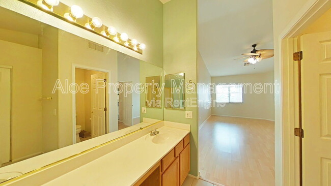 Building Photo - 491 W Ebony Way