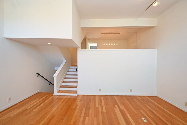Building Photo - **PERFECTLY SITUATED TOWNHOME IN GREEN HIL...