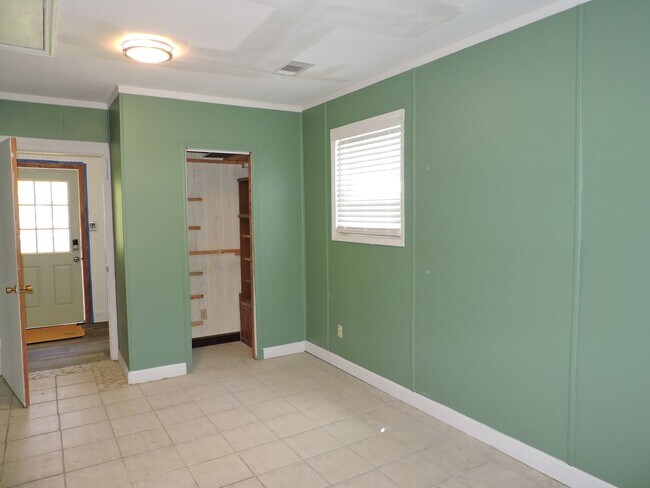 Building Photo - Convenient to schools, shopping & interstate.