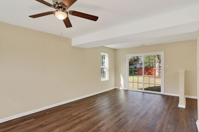 Building Photo - 713 Emerald Ct