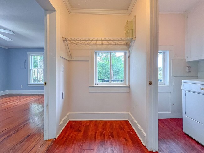 Building Photo - MIDTOWN 5/3.5 w/ 2750 sq ft, Wood Floors, ...