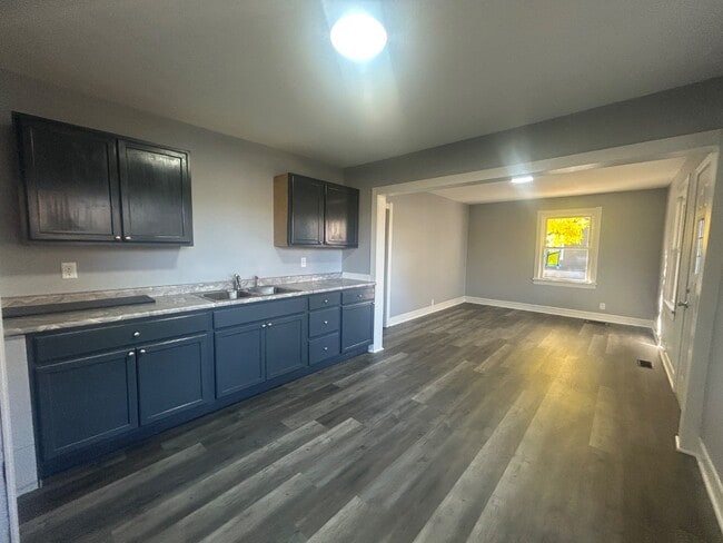 Primary Photo - 6115 Noble Ave