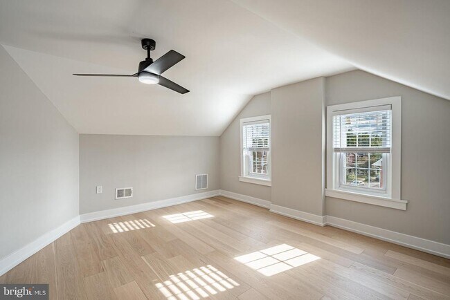 Building Photo - 303 W Washington St