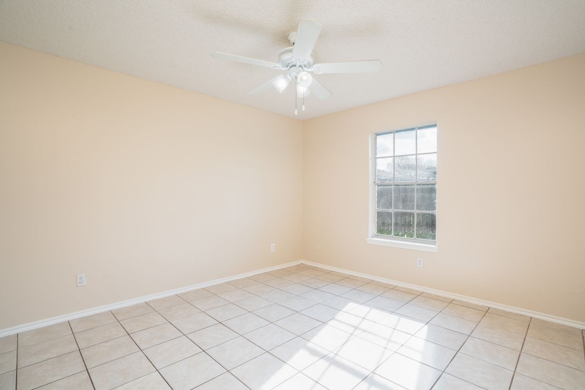 Building Photo - 1307 Lily Ln