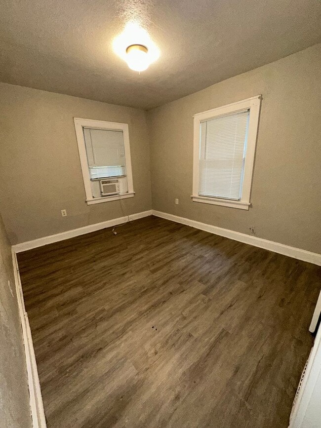 Building Photo - 2 Bedroom 1 Bath