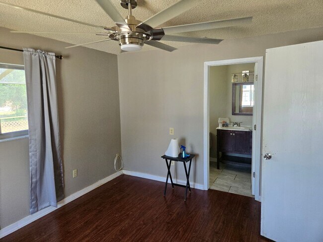 Building Photo - Your Perfect Home Awaits!