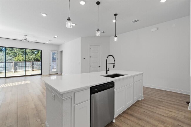 Building Photo - 508 Pinnacle View Dr