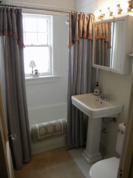Updated bath - 1220 20th St