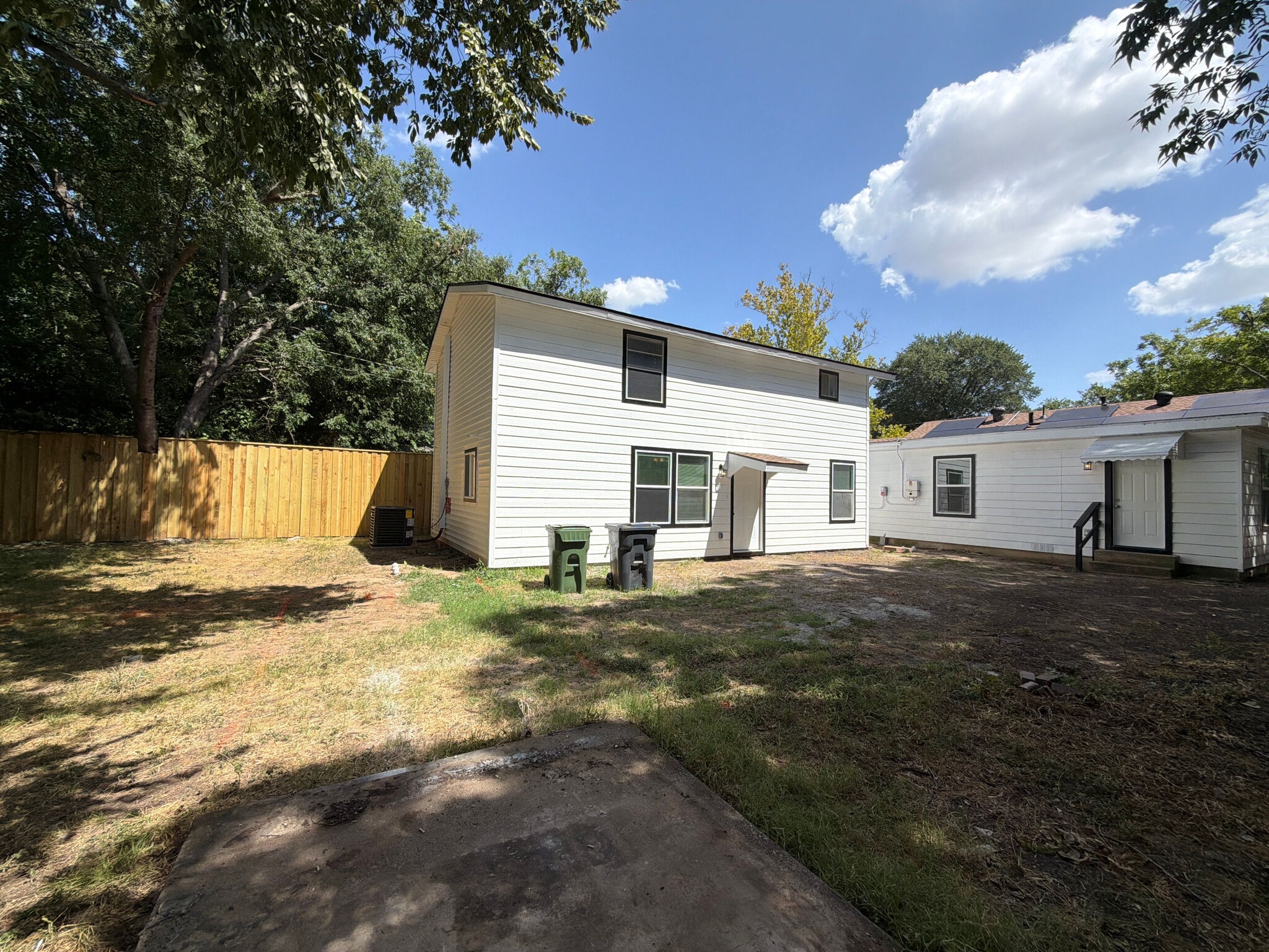Building Photo - Room in Single Family Home on Houston St