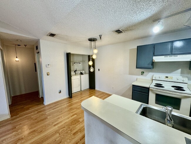 Building Photo - "Charming 1-Bedroom Retreat in St. Petersburg - Modern Comfort with 729 Sq Ft of Cozy Living!"