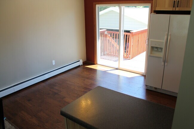 Building Photo - Avail May 1st. SW Rochester 3 bedroom 2 bath home, giant 2 car garage
