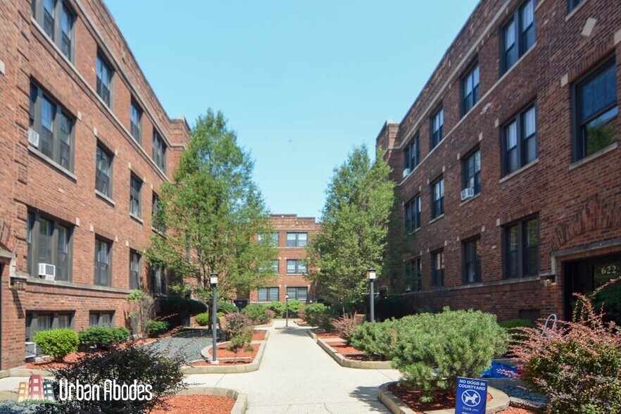 Primary Photo - 625 W Cornelia Ave