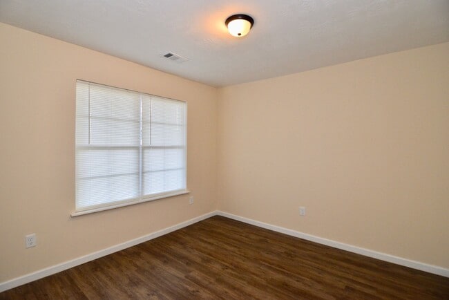 Building Photo - $1025 - 2 bed/1 bath house for rent off Mi...