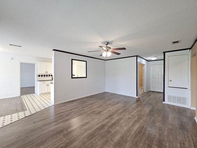 Building Photo - REDUCED RENT - AMAZING RENT SPECIAL & MOVE IN READY!