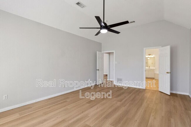 Building Photo - 8012 Greenwood Dr
