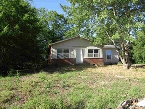 Building Photo - 2705 Village Green Ln