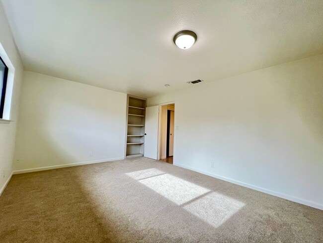 Building Photo - 3 Bed 2 Bath 3 Car Garage in Granite Bay with an Optional Fenced Pasture