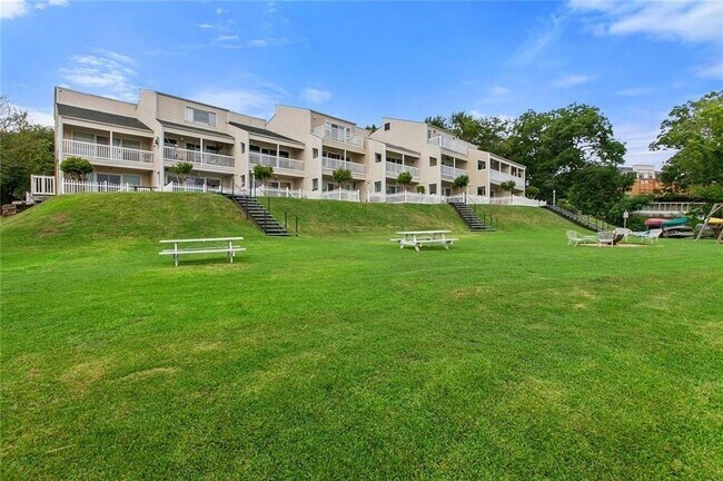 Building Photo - 1818 S Lakeshore Blvd