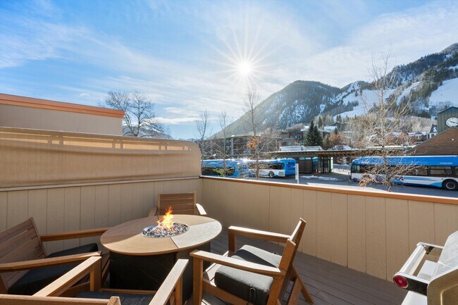 Building Photo - 447 E Cooper Ave