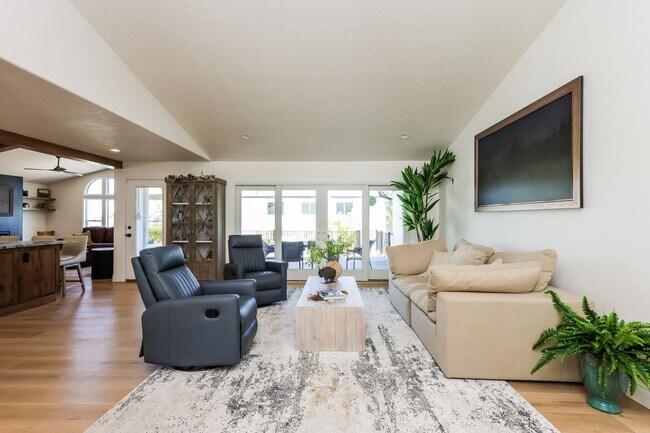 Building Photo - 6 Bed/6 Bathroom house in Riverton